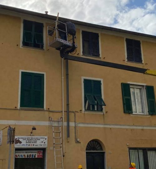 Esecuzione di impianto di acqua diretta presso palazzina con ausilio di cestello elevastore a Genova Nervi