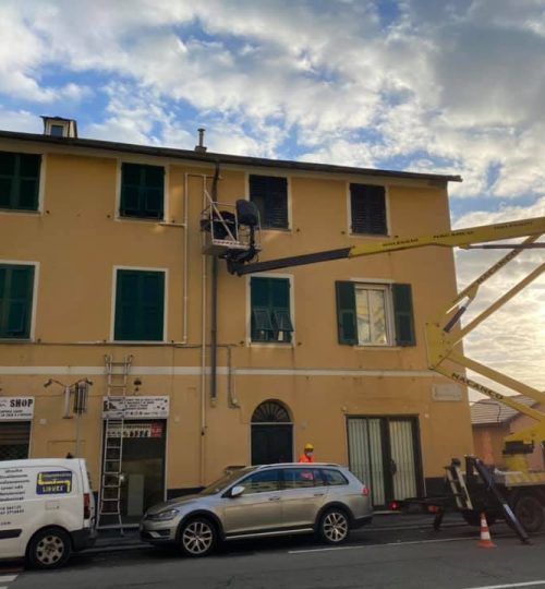 Esecuzione di impianto di acqua diretta presso palazzina con ausilio di cestello elevastore a Genova Nervi